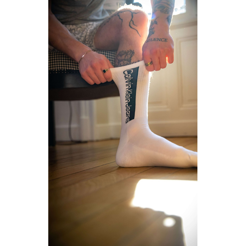 Calvin Klein Jeans - Lot De 3 Paires De Chaussettes Hautes Blanc Unies Avec Une Coupe Haute Et Nom De La Marque Autour De La Cheville - Blanc Calvin Klein Jeans - Lot De 3 Paires De Chaussettes Hautes Blanc Unies Avec Une Coupe Haute Et Nom De La Marque Autour De La Cheville - Blanc