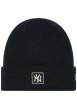 Thumbnail Bonnet noir uni avec logo de la marque brodé sur le côté du revers