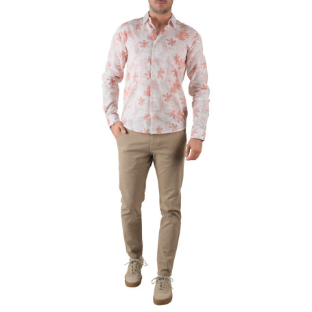 Chemise en coton écrue fleurie avec une coupe...