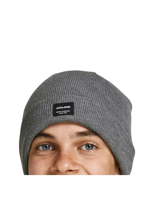 Bonnet gris uni avec une étiquette noire cousue sur l'ourlet