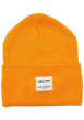 Thumbnail Bonnet moutarde uni avec une étiquette blanche cousue sur l'ourlet