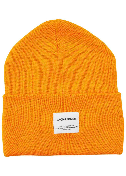 Bonnet moutarde uni avec une étiquette blanche cousue sur l'ourlet