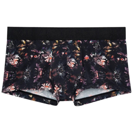 Boxer court noir fleuri avec une coupe près du...
