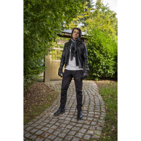 Blouson en cuir marron avec une coupe droite et...