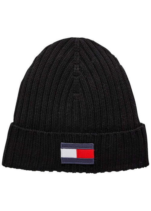 Bonnet noir uni avec un patch logo cousu à l'avant sur le revers