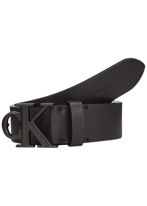 Ceinture en cuir grainé noir uni avec gros monogramme métallique