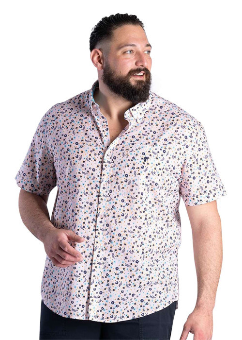 Chemise rose avec une coupe droite et un col français à manches courtes
