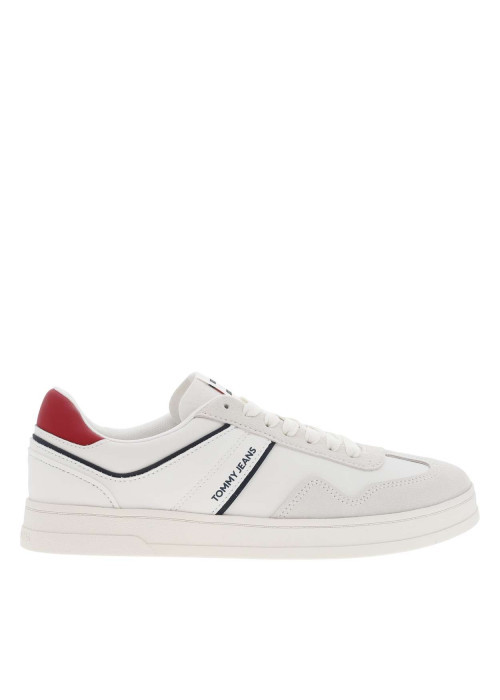 Baskets basses tennis en cuir blanc avec nom iconique sur le côté et lacets plats