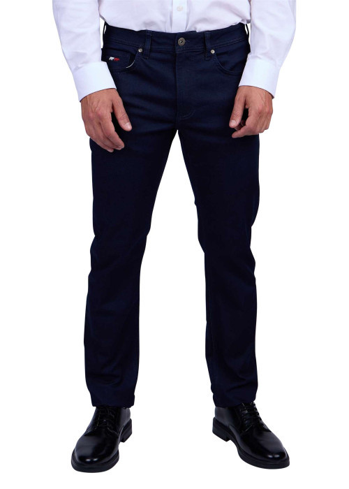 Jean indigo uni avec une coupe ajustée et poches plaquées arrière