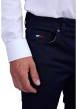 Thumbnail Jean indigo uni avec une coupe ajustée et poches plaquées arrière - Image 4