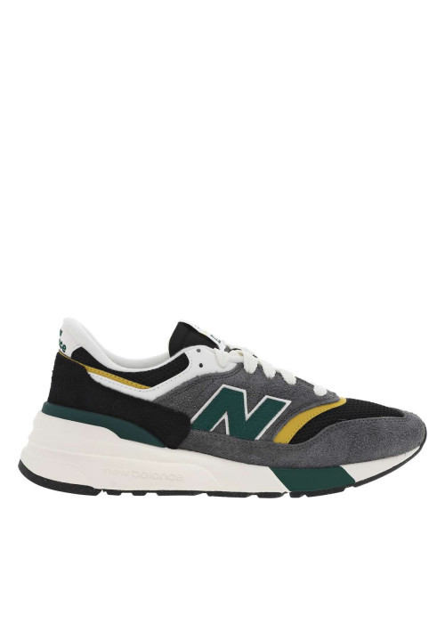 Baskets running noires, vertes et grises avec patch vert et lacets plats blancs