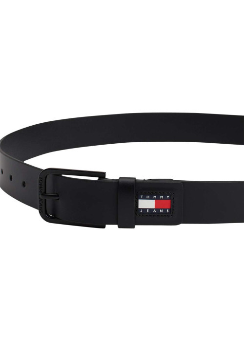 Ceinture en cuir noire avec boucle noire et logo de la marque sur le passant