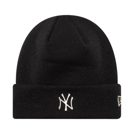 Bonnet noir uni avec un insigne métallique à...