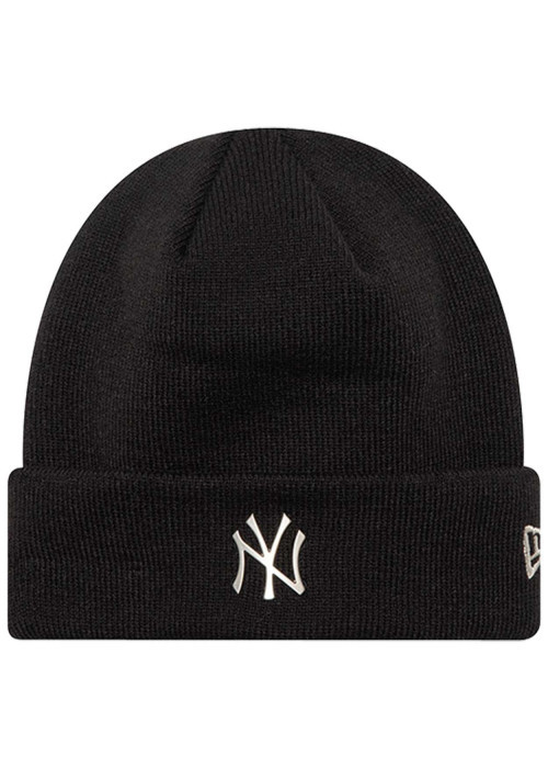 Bonnet noir uni avec un insigne métallique à l'avant sur le revers