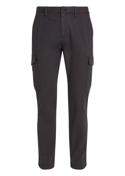 Cargo en coton biologique noir uni avec une coupe slim et poches à rabats