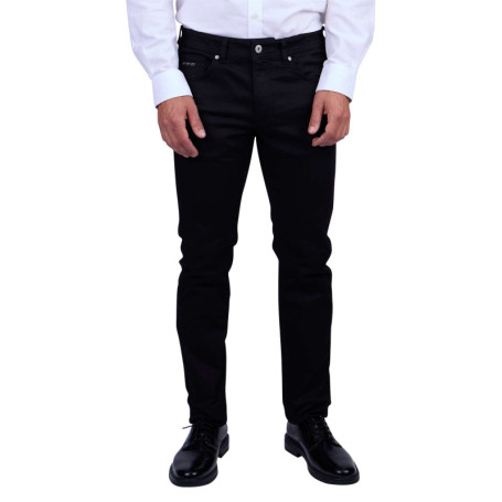 Jean noir uni avec une coupe modern-fit une...