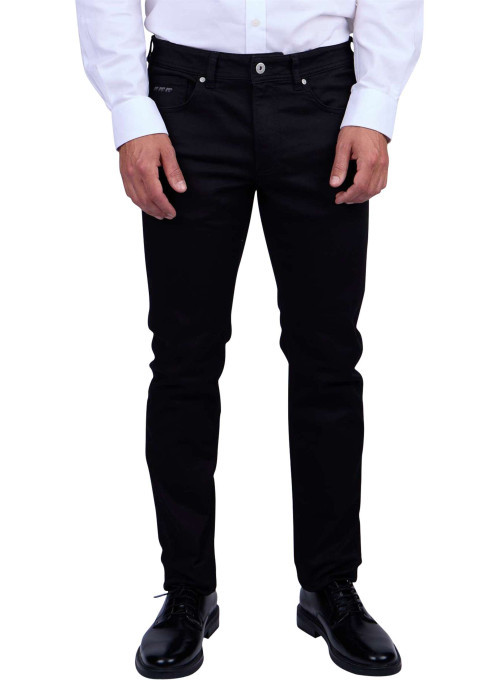Jean noir uni avec une coupe modern-fit une taille mi-haute et le logo brodé