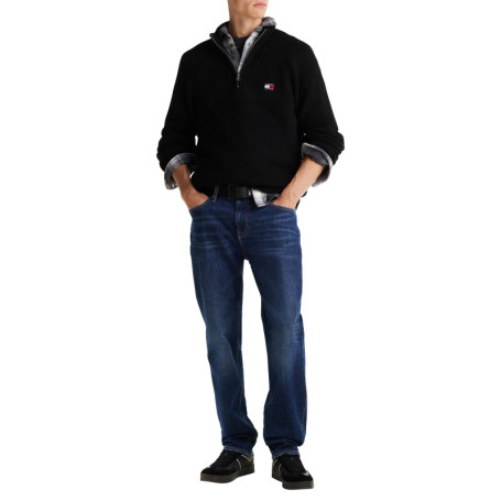 Pull noir uni avec une coupe droite, col...