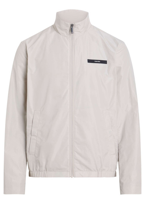 Veste blanche légère avec un aspect satiné un col montant et des poches