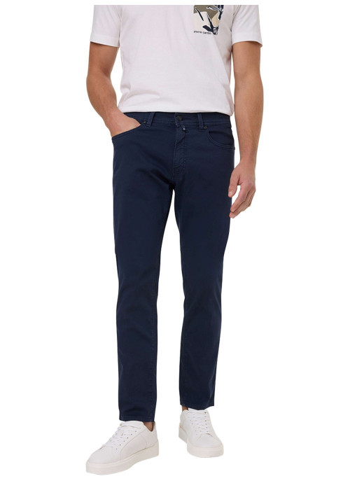 Pantalon en coton marine uni avec une coupe tapered et un patch de la marque
