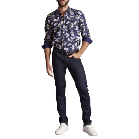 Chemise bleue marine à fleurs blanches avec une...