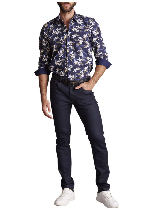 Chemise bleue marine à fleurs blanches avec une coupe regular fit