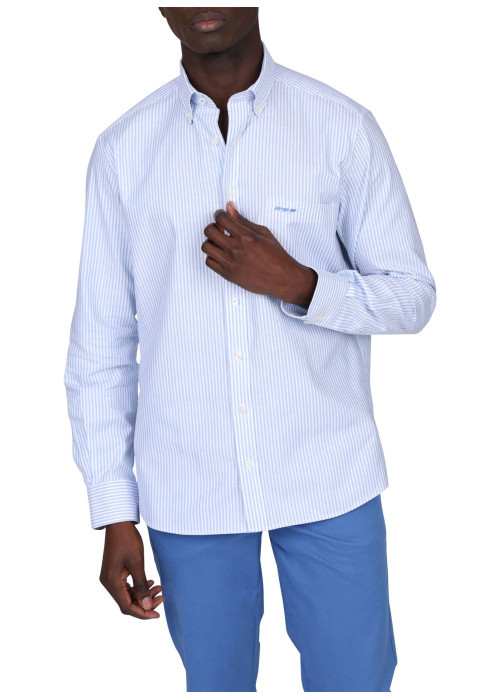 Chemise en coton bleue imprimée avec une coupe droite à col français