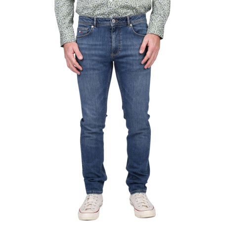 Jean en coton bleu uni avec une coupe droite et...