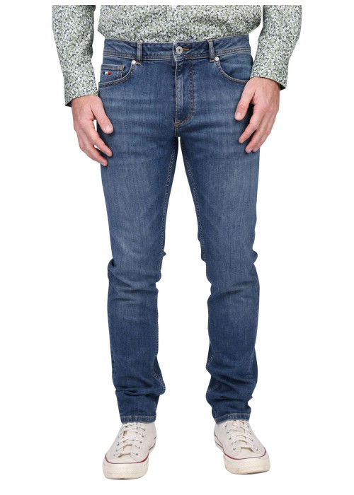 Jean en coton bleu uni avec une coupe droite et une étiquette d'authentification