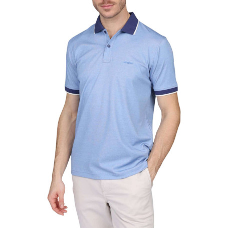 Polo ciel uni avec une coupe droite et un col à...