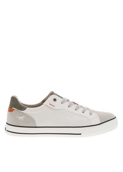 Tennis beiges et blanches avec des petits trous à semelle plate et à lacets