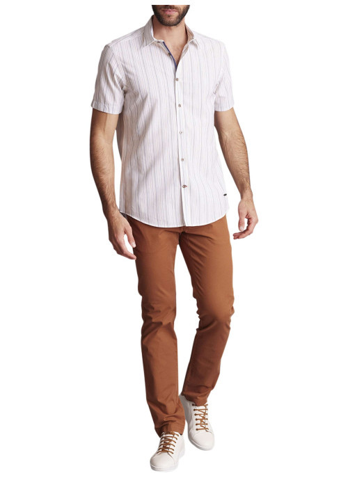 Chemise à manches courtes en coton blanche à rayures avec une coupe regular fit