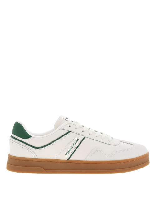 Tennis en cuir écrues avec des détails verts à semelle plate et à lacets plats