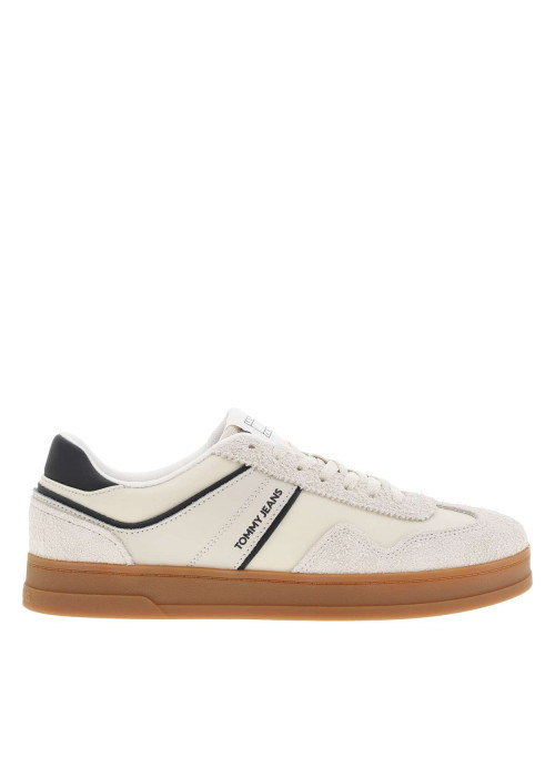 Tennis en cuir écrues à détails bleus marine à semelle plate et à lacets plats