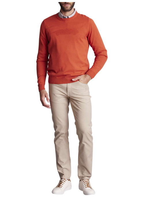 Pull en coton rouge brique uni à coupe ajustée avec le logo ton sur ton
