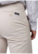 Thumbnail Pantalon chino en coton écru uni avec une coupe droite et des poches - Image 3