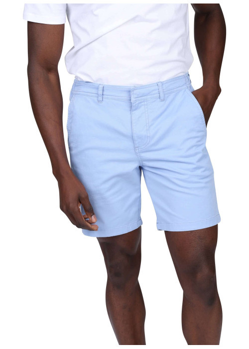 Short chino en coton ciel uni avec une coupe droite et un logo brodé