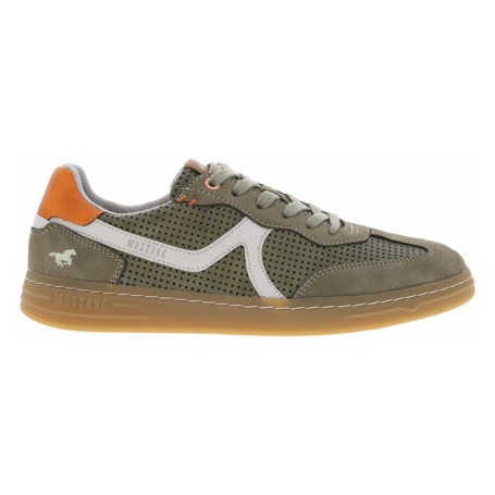 Tennis kakis à petits trous avec des lacets...