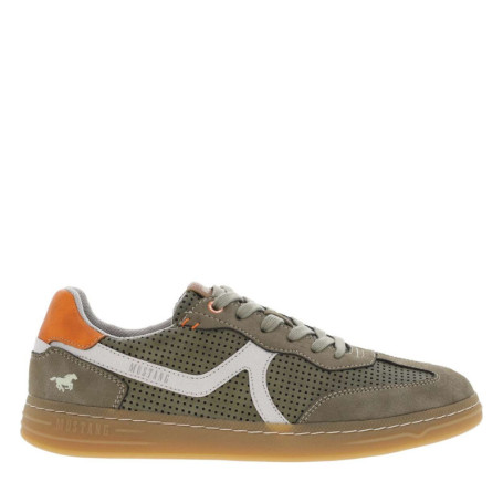 Tennis kakis à petits trous avec des lacets...