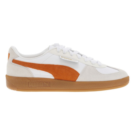 Tennis blanches et oranges avec des...
