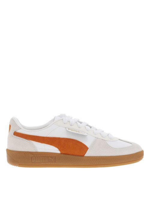 Tennis blanches et oranges avec des empiècements en daim et à lacets plats