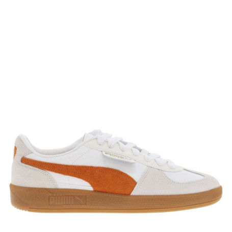 Tennis blanches et oranges avec des...