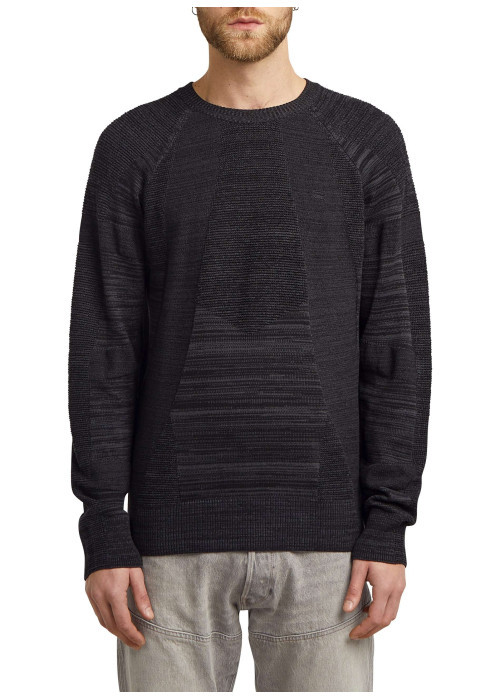Pull noir uni avec des manches longues et une coupe droite à col rond