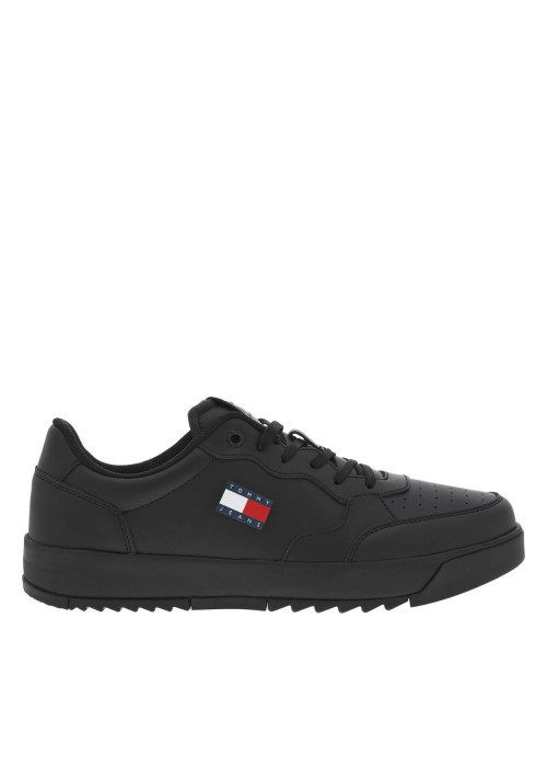 Baskets noires avec une fermeture à lacets et logos de la marque