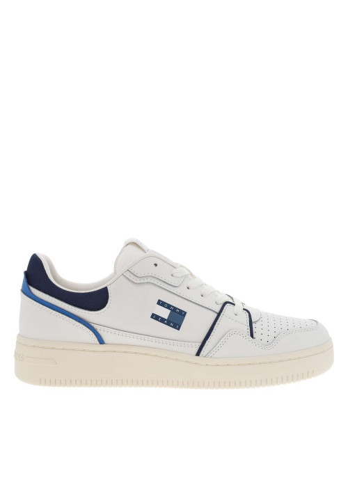 Baskets en cuir blanches et bleues avec une fermeture à lacets
