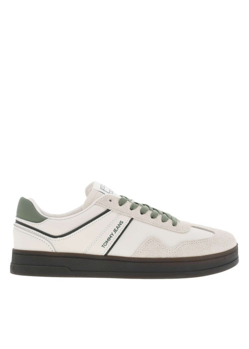 Baskets ivoire avec des lacets contrastés et empiècements en daim