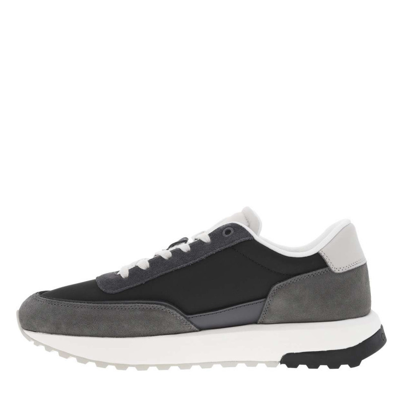 Calvin Klein - Baskets Running En Cuir Grises Avec Des Empiècements En Cuir Nubuck - Grises Calvin Klein - Baskets Running En Cuir Grises Avec Des Empiècements En Cuir Nubuck - Grises