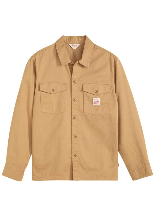 Chemise en coton beige unie avec un col chemise et fermeture par boutons