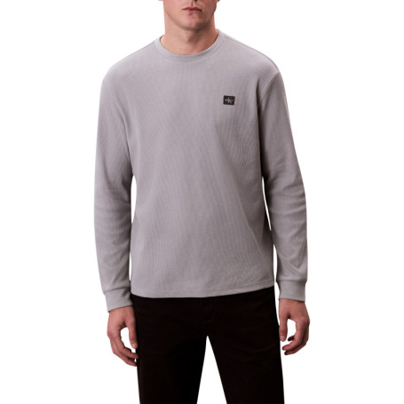 Pull gris clair uni texturé avec un petit patch...