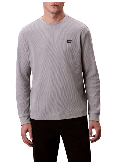 Pull gris clair uni texturé avec un petit patch brodé et à col rond